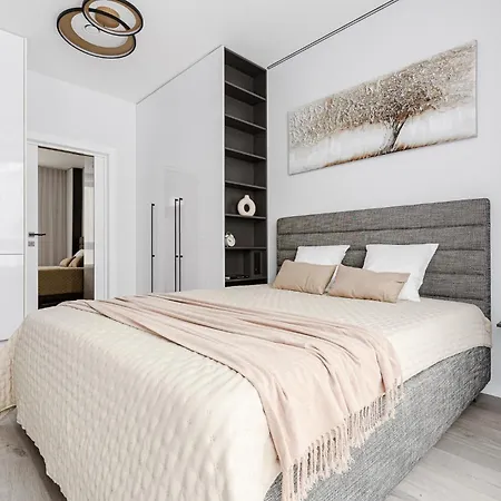 Cohost I Amazing Apt, W-balcony, A-c And Garage Parking, Center Apartment *