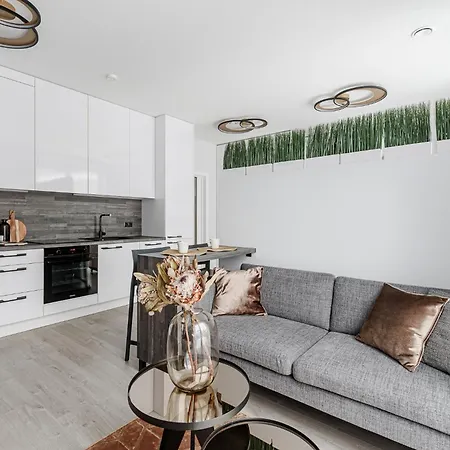 Cohost I Amazing Apt, W-balcony, A-c And Garage Parking, Center *