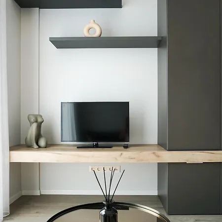 Lejlighed Cohost I Amazing Apt, W-balcony, A-c And Garage Parking, Center