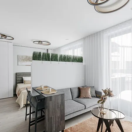 Cohost I Amazing Apt, W-balcony, A-c And Garage Parking, Center