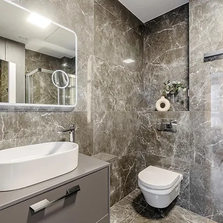 아파트 Cohost I Amazing Apt, W-balcony, A-c And Garage Parking, Center